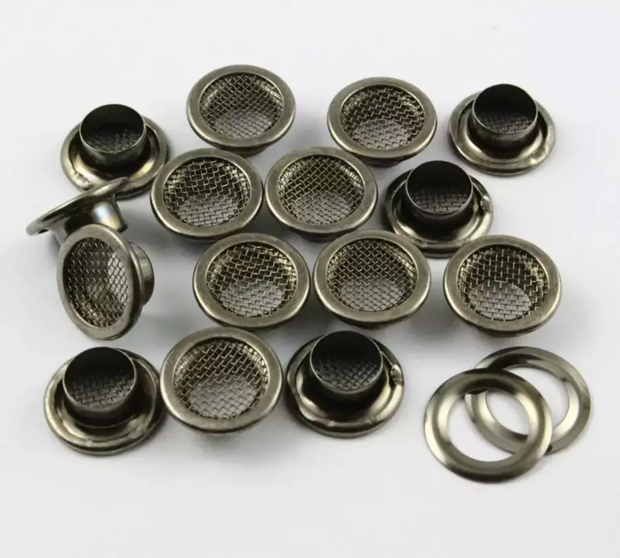 Mesh eyelets outlet